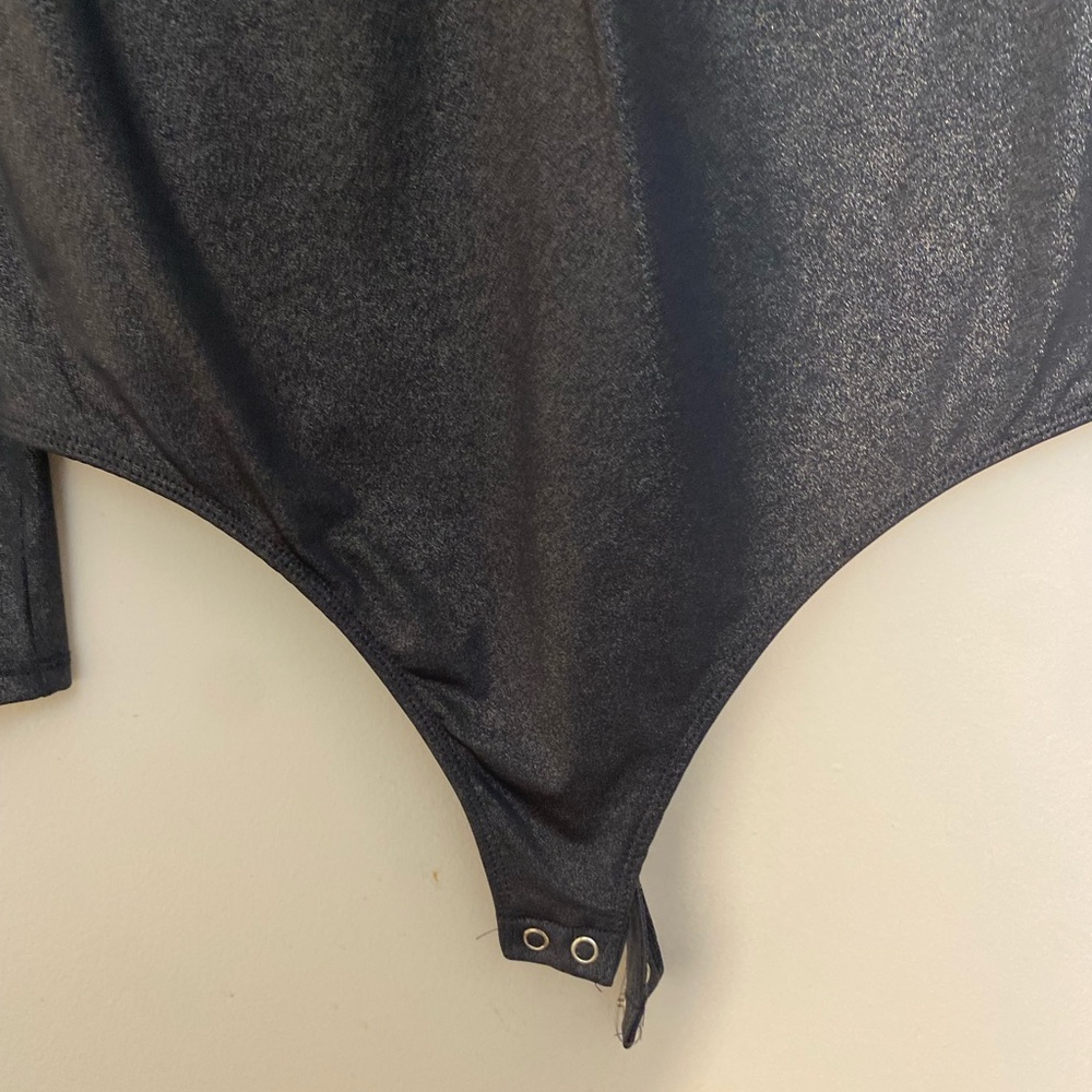Express Body Contour Metallic Gray Twist Front Body Suit - Picture 5 of 11